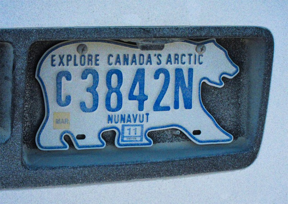Biển số xe ở Lãnh Thổ Phía Bắc của Canada có hình dạng gấu Bắc Cực